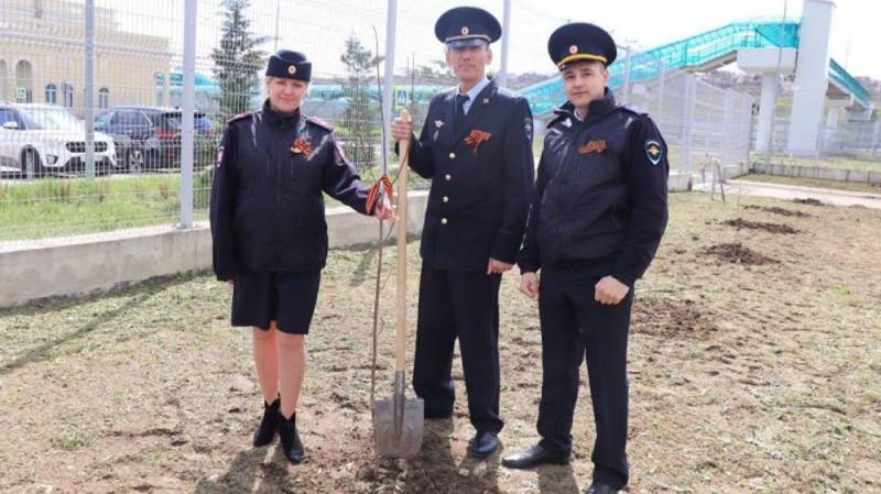 Транспортные полицейские Керчи в ходе акции «Сад памяти» к юбилею Великой Победы высадили 80 клёнов