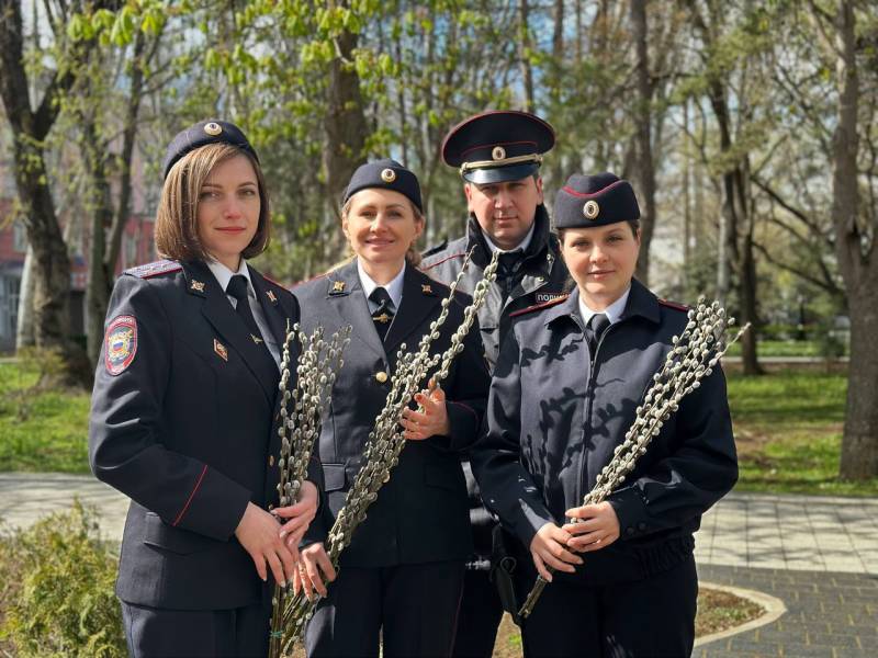 Сотрудники полиции поздравляют крымчан с Вербным воскресеньем и обеспечивают безопасность граждан в ходе праздничных мероприятий на территории православных храмов