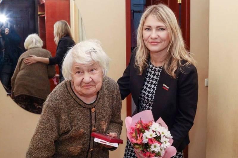 Максим Виноградов и Наталья Крисюк вручают севастопольским ветеранам юбилейные медали