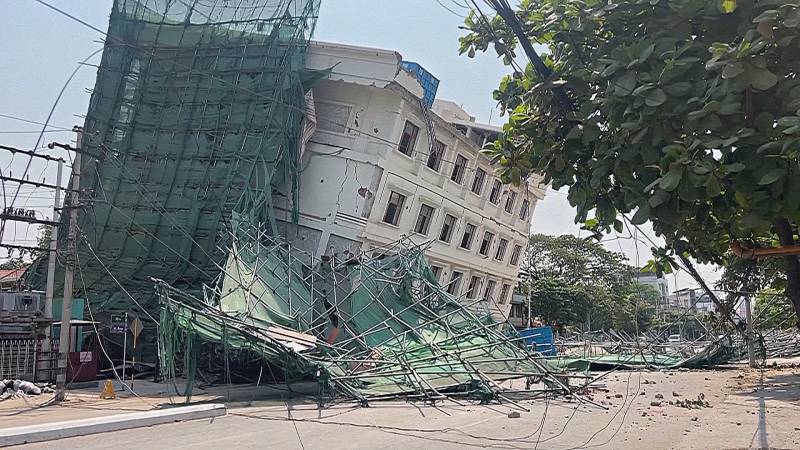 Разрушенные храмы и здания: в Мандалае разбирают завалы после землетрясения
