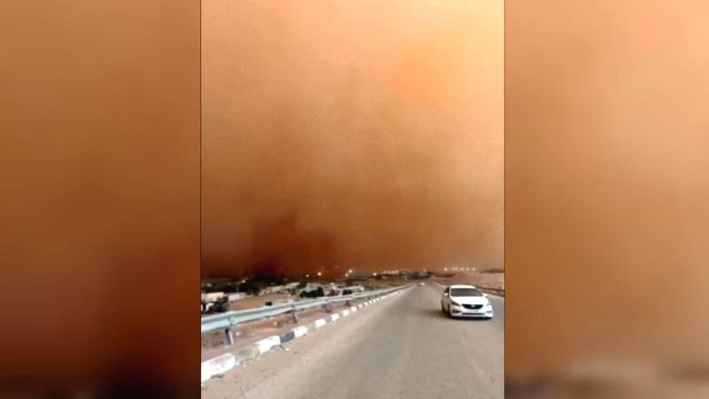 Сильная песчаная буря обрушилась на юг Ирака