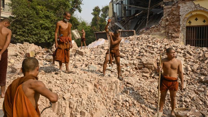Спасатели в Мьянме извлекли из-под обломков монастыря тела 30 монахов