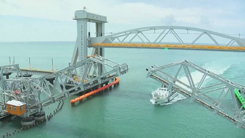 В Индии открылся первый в стране вертикально-подъёмный железнодорожный морской мост