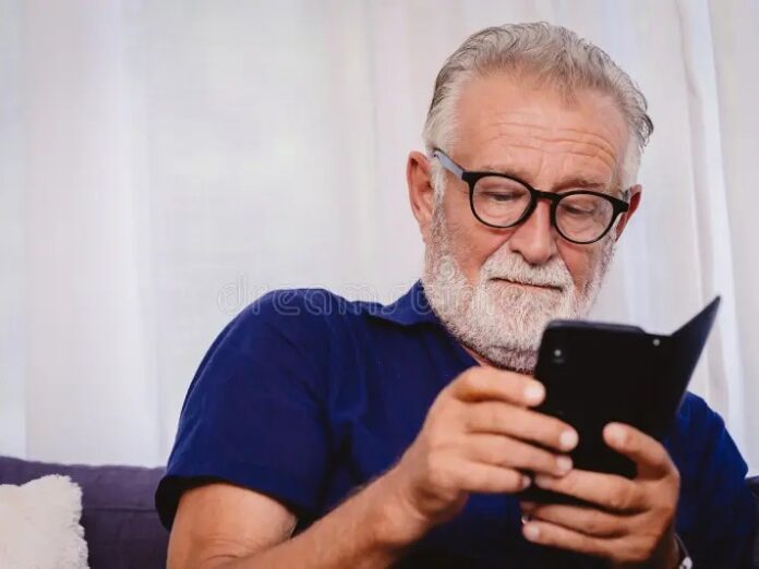 Пожилой мужчина со смартфоном