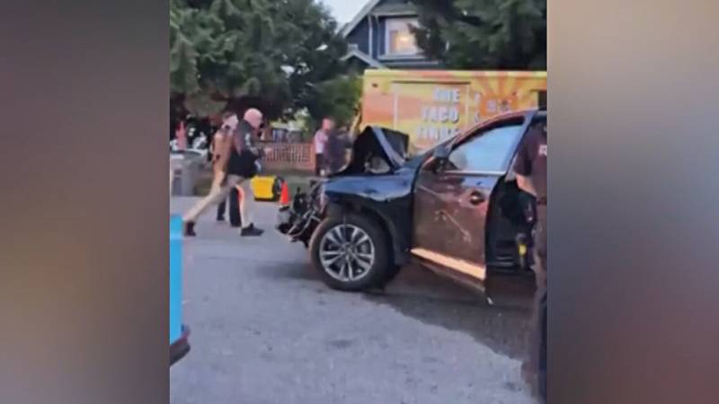 В Ванкувере несут цветы и свечи к месту наезда внедорожника на толпу прохожих