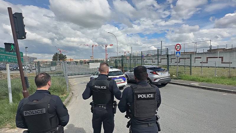 Волна нападений на тюрьмы Франции: Макрон обещает наказать виновных