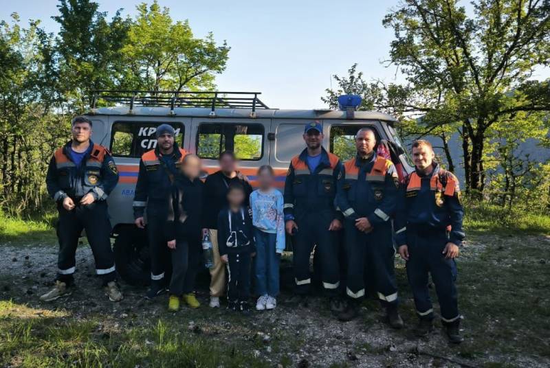 Сотрудники «КРЫМ-СПАС» эвакуировали 4-х человек из урочища Уч-Кош Сотрудники «КРЫМ-СПАС» эвакуировали 4-х человек из урочища Уч-Кош