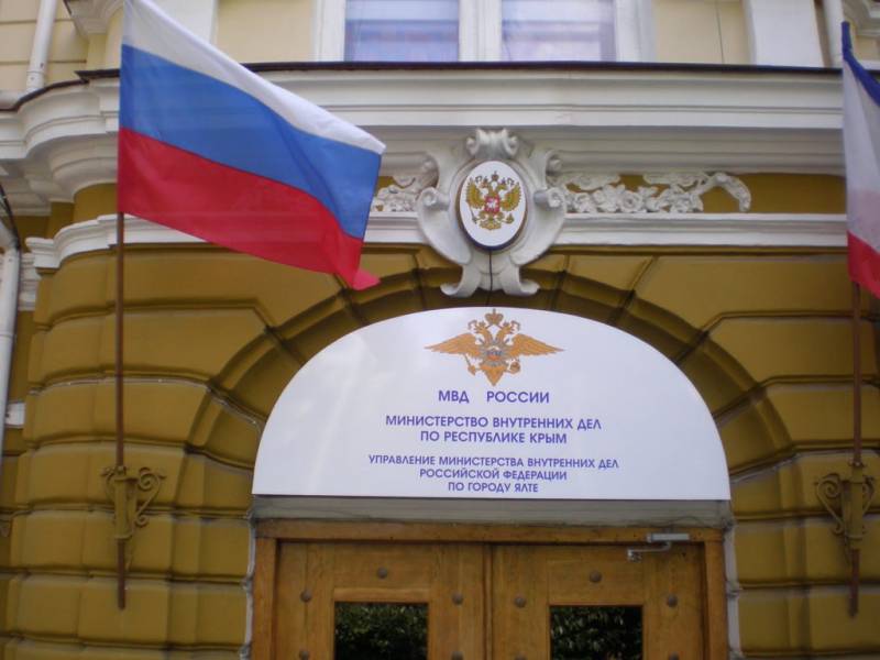 Ялтинские оперативники установили несовершеннолетнюю участницу преступной схемы «Ваш родственник попал в ДТП»