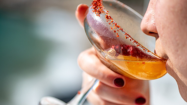 Стало известно, в какое время года проще опьянеть