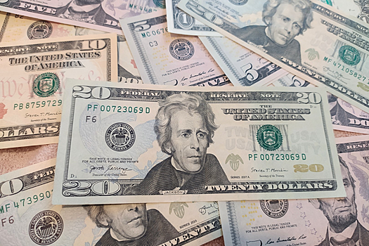 Курс доллара завершает неделю новым падением