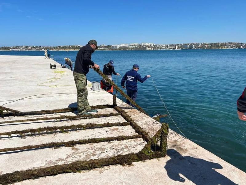 В Севастополе со дна пляжа «Хрустальный» достали опасные металлические предметы