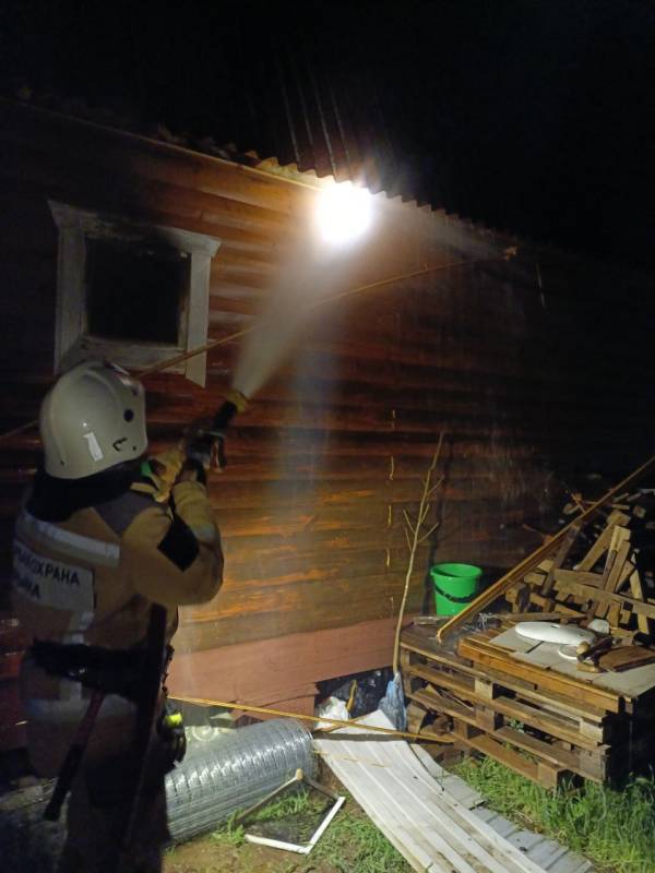 В Бахчисарайском районе огнеборцы ликвидировали возгорание кровли двухэтажного дома В Бахчисарайском районе огнеборцы ликвидировали возгорание кровли двухэтажного дома