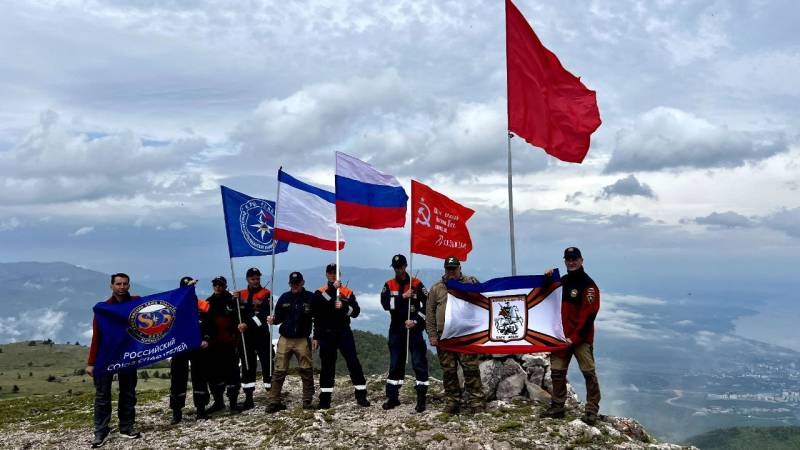 Знамя Победы развевается на вершине горы Куш-Кая! Знамя Победы развевается на вершине горы Куш-Кая!