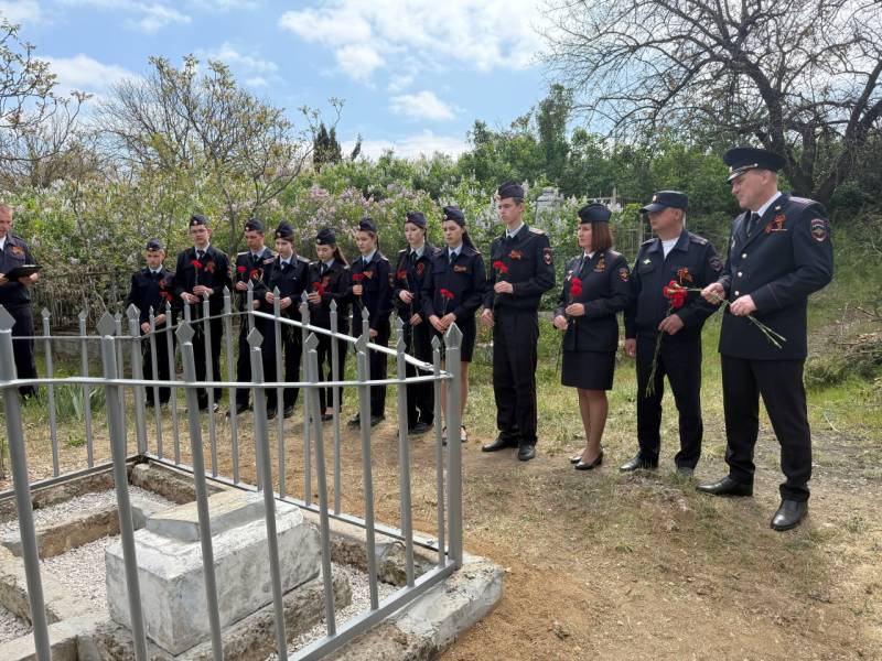 В Севастополе полицейские отреставрировали место захоронения младшего лейтенанта милиции Петра Мыльникова и вместе с кадетами ОВД возложили к его могиле цветы В Севастополе полицейские отреставрировали место захоронения младшего лейтенанта милиции Петра Мыльникова и вместе с кадетами ОВД возложили к его могиле цветы