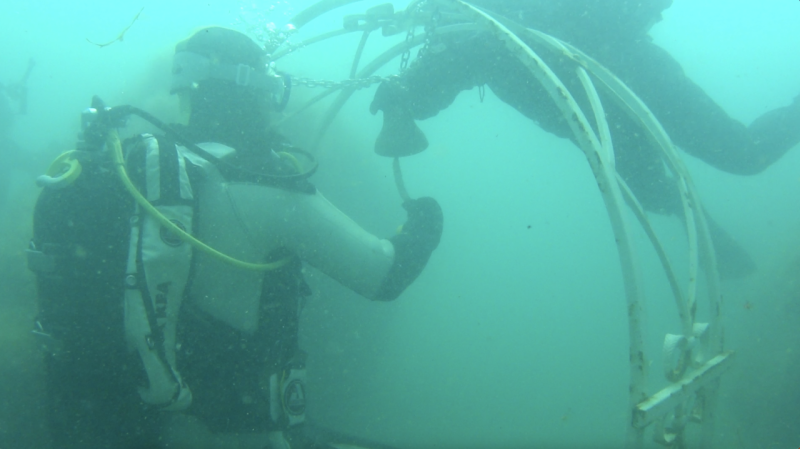 Дайверы установили колокол на дне моря в Судаке Дайверы установили колокол на дне моря в Судаке