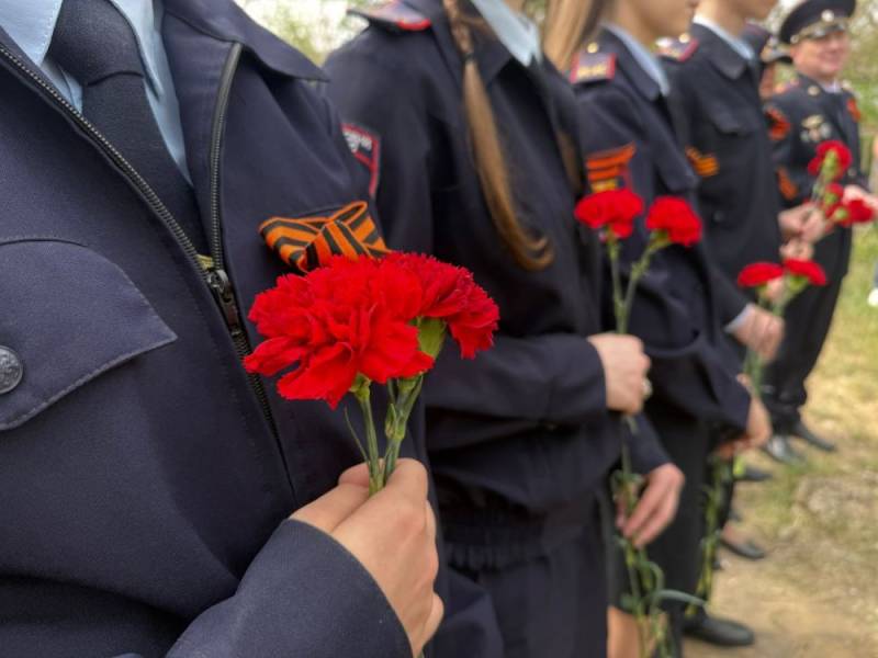 В Севастополе полицейские отреставрировали место захоронения младшего лейтенанта милиции Петра Мыльникова и вместе с кадетами ОВД возложили к его могиле цветы В Севастополе полицейские отреставрировали место захоронения младшего лейтенанта милиции Петра Мыльникова и вместе с кадетами ОВД возложили к его могиле цветы