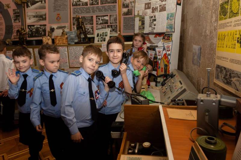 Для кадет СК России из Симферополя провели увлекательную экскурсию в пожарно-спасательную часть и музей МЧС Крыма Для кадет СК России из Симферополя провели увлекательную экскурсию в пожарно-спасательную часть и музей МЧС Крыма