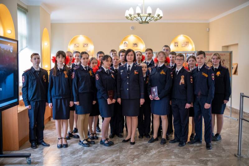 Севастопольские полицейские приняли участие в церемонии вручения первых паспортов граждан Российской Федерации кадетам органов внутренних дел Севастопольские полицейские приняли участие в церемонии вручения первых паспортов граждан Российской Федерации кадетам органов внутренних дел