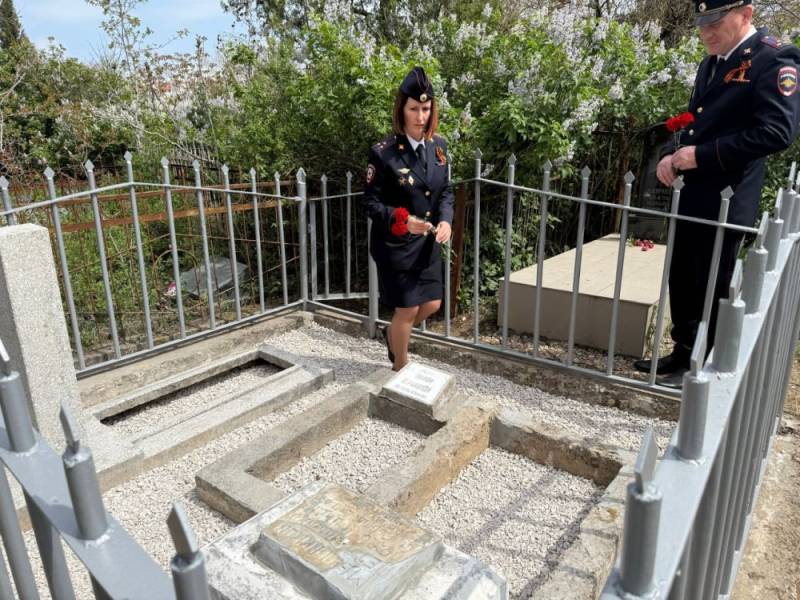 В Севастополе полицейские отреставрировали место захоронения младшего лейтенанта милиции Петра Мыльникова и вместе с кадетами ОВД возложили к его могиле цветы В Севастополе полицейские отреставрировали место захоронения младшего лейтенанта милиции Петра Мыльникова и вместе с кадетами ОВД возложили к его могиле цветы