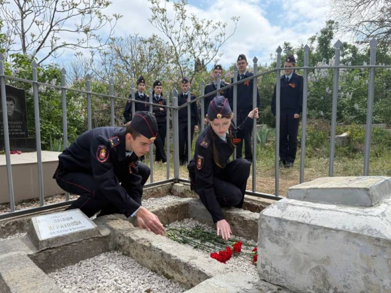 В Севастополе полицейские отреставрировали место захоронения младшего лейтенанта милиции Петра Мыльникова и вместе с кадетами ОВД возложили к его могиле цветы В Севастополе полицейские отреставрировали место захоронения младшего лейтенанта милиции Петра Мыльникова и вместе с кадетами ОВД возложили к его могиле цветы