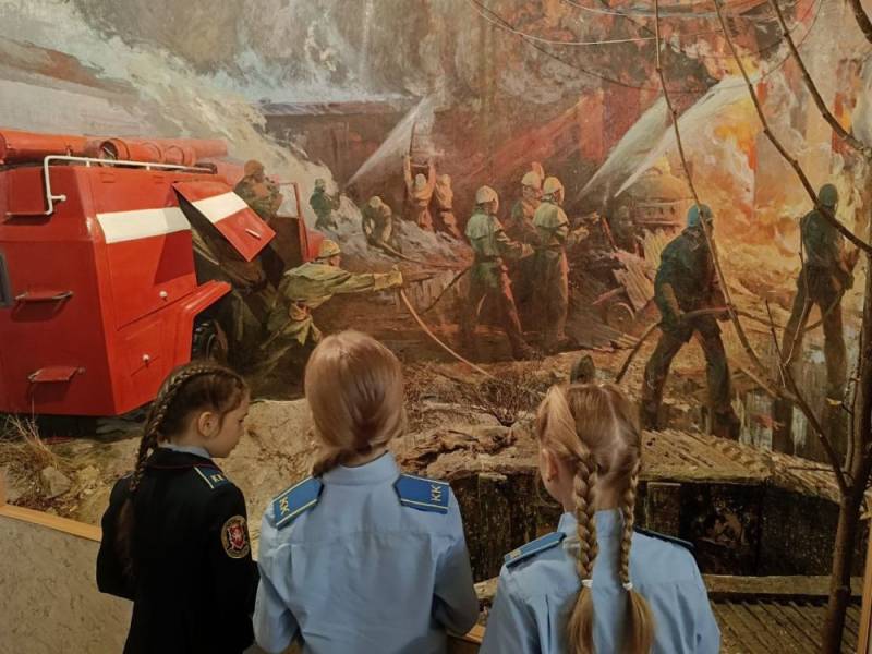 Для кадет СК России из Симферополя провели увлекательную экскурсию в пожарно-спасательную часть и музей МЧС Крыма Для кадет СК России из Симферополя провели увлекательную экскурсию в пожарно-спасательную часть и музей МЧС Крыма