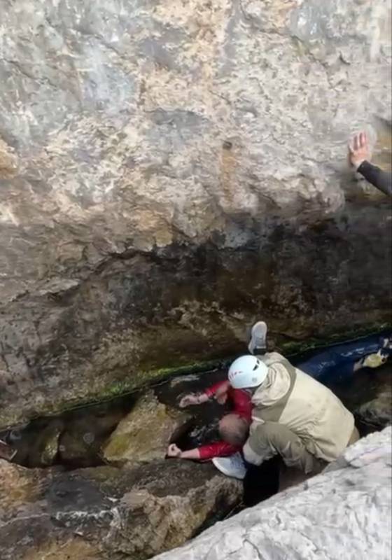 Сотрудники ГКУ РК "КРЫМ-СПАС" оказали помощь мужчине, упавшему со скалы Дива в море