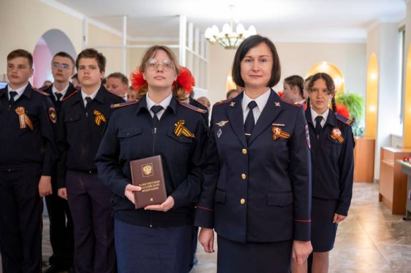 Севастопольские полицейские приняли участие в церемонии вручения первых паспортов граждан Российской Федерации кадетам органов внутренних дел Севастопольские полицейские приняли участие в церемонии вручения первых паспортов граждан Российской Федерации кадетам органов внутренних дел