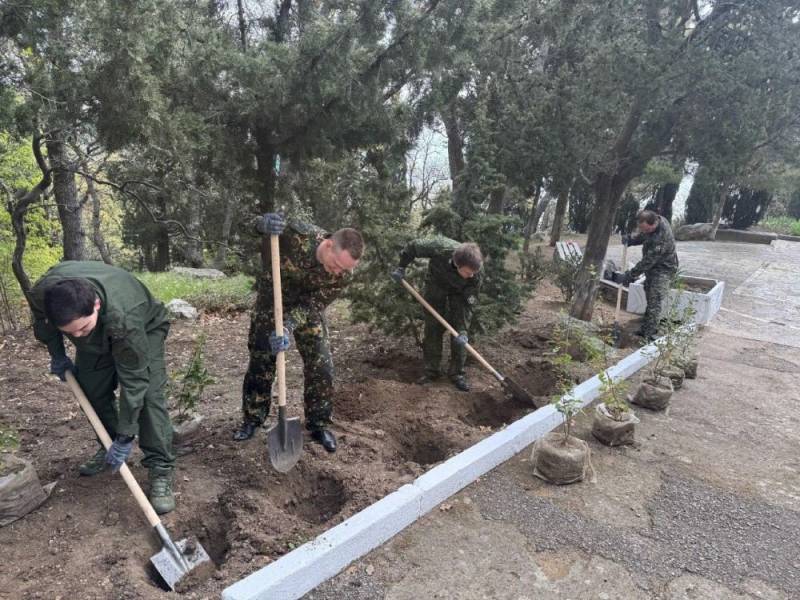 В Республике Крым следователи регионального управления СК России благоустроили парк в честь советских солдат-освободителей