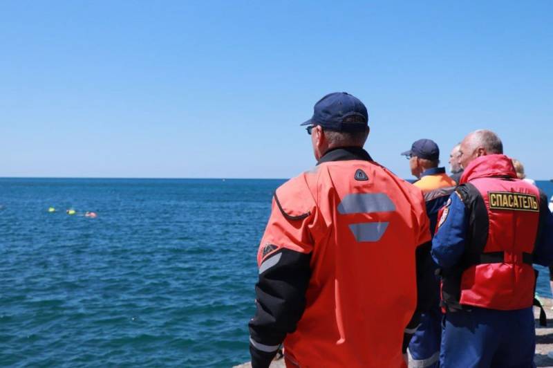 Спасатели Севастополя обеспечили безопасность на соревнованиях "Заплыв Победы"