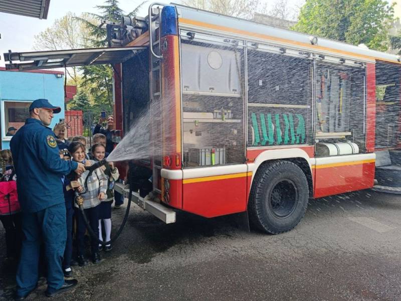 Для кадет СК России из Симферополя провели увлекательную экскурсию в пожарно-спасательную часть и музей МЧС Крыма Для кадет СК России из Симферополя провели увлекательную экскурсию в пожарно-спасательную часть и музей МЧС Крыма