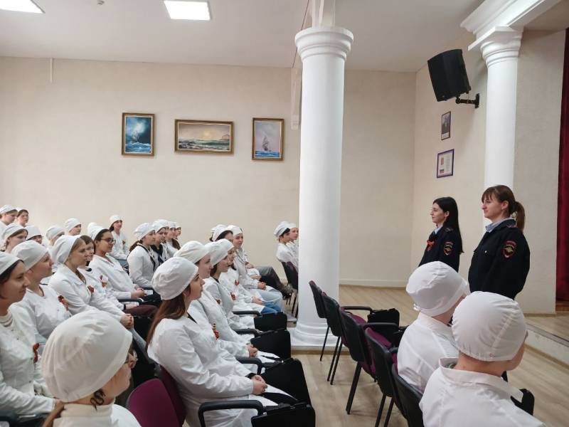 В рамках оперативно-профилактического мероприятия «Неформал» сотрудники полиции г. Ялты провели профилактические мероприятия среди учащихся