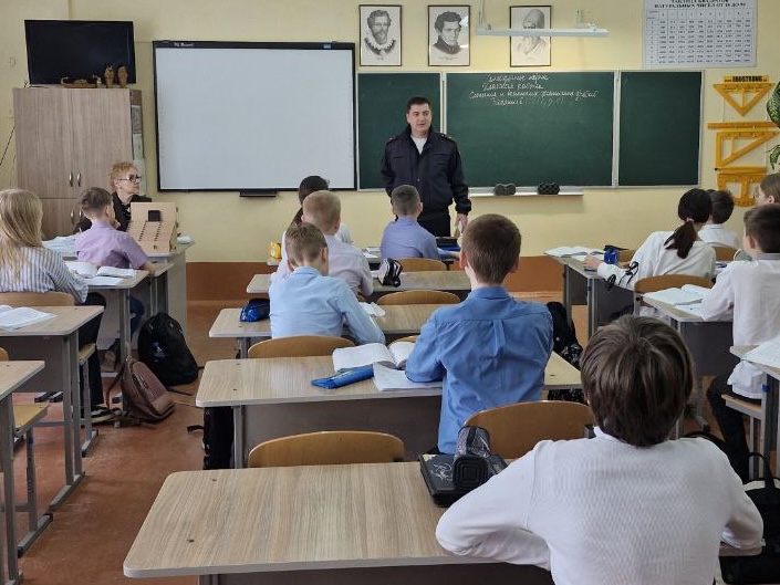 Керченские полицейские посетили образовательные учреждения города в рамках мероприятия «Неформал»