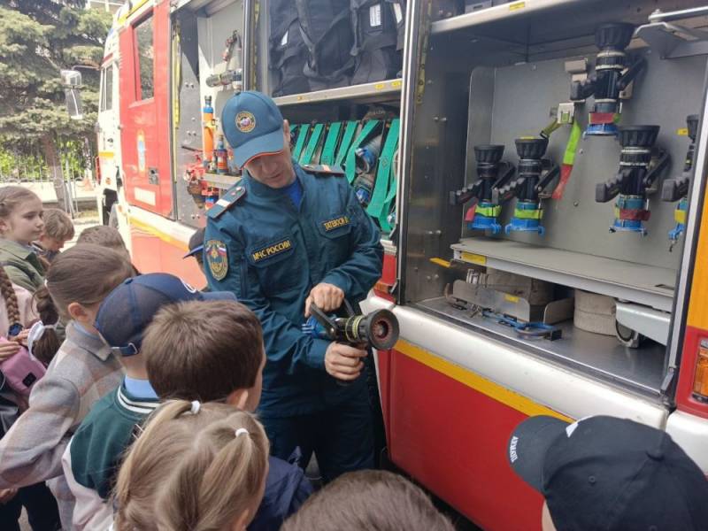 Для кадет СК России из Симферополя провели увлекательную экскурсию в пожарно-спасательную часть и музей МЧС Крыма Для кадет СК России из Симферополя провели увлекательную экскурсию в пожарно-спасательную часть и музей МЧС Крыма