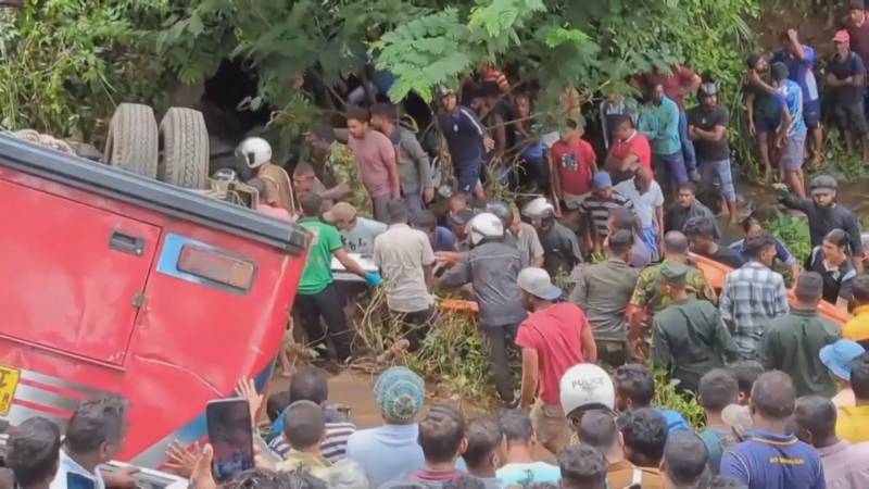 Автобус сорвался со скалы в Шри-Ланке: 21 погибший