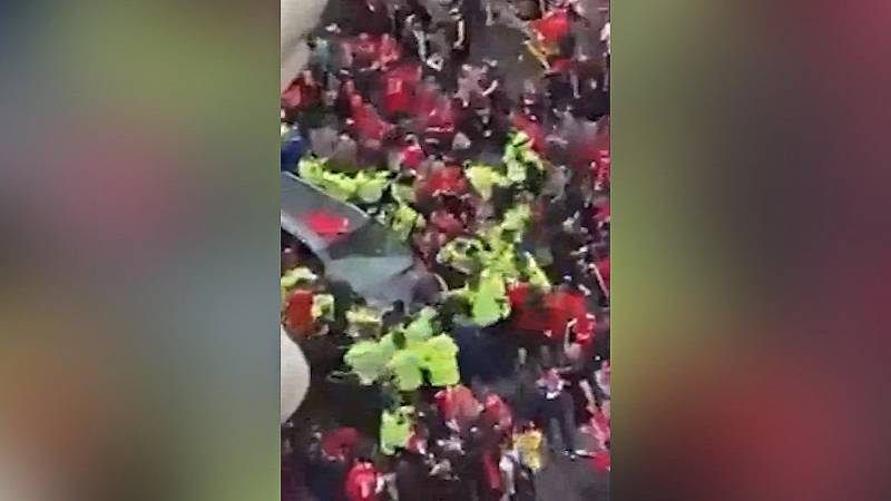 Автомобиль врезался в толпу болельщиков в Ливерпуле: 27 пострадавших