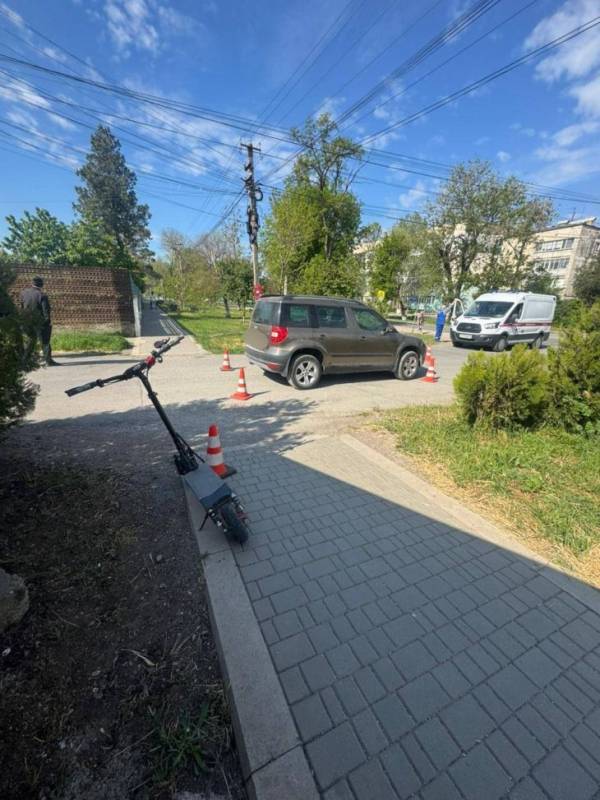 В Симферопольском районе подросток на электросамокате попал под машину