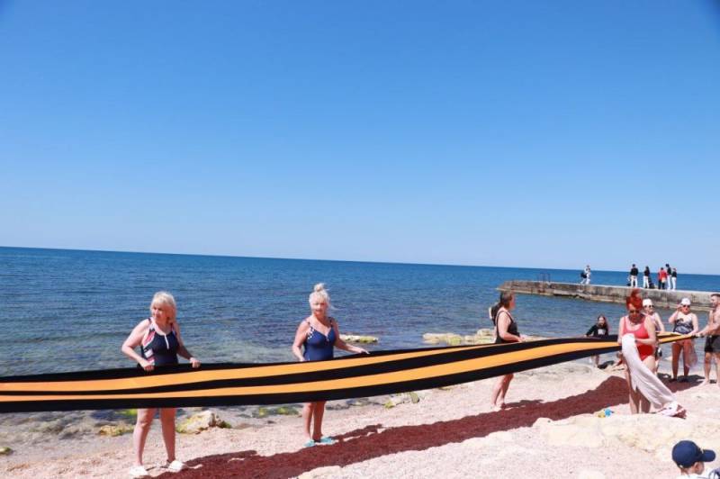 Спасатели Севастополя обеспечили безопасность на соревнованиях "Заплыв Победы"