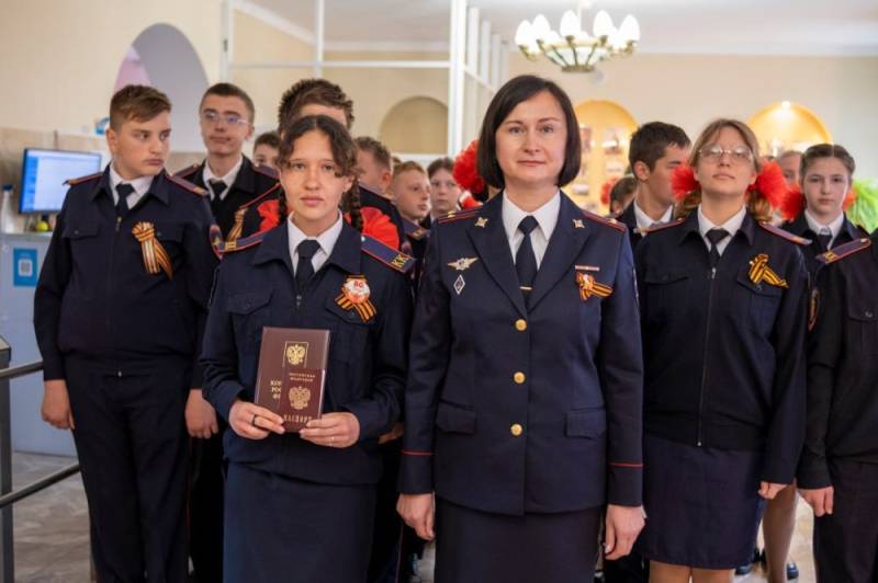 Севастопольские полицейские приняли участие в церемонии вручения первых паспортов граждан Российской Федерации кадетам органов внутренних дел Севастопольские полицейские приняли участие в церемонии вручения первых паспортов граждан Российской Федерации кадетам органов внутренних дел