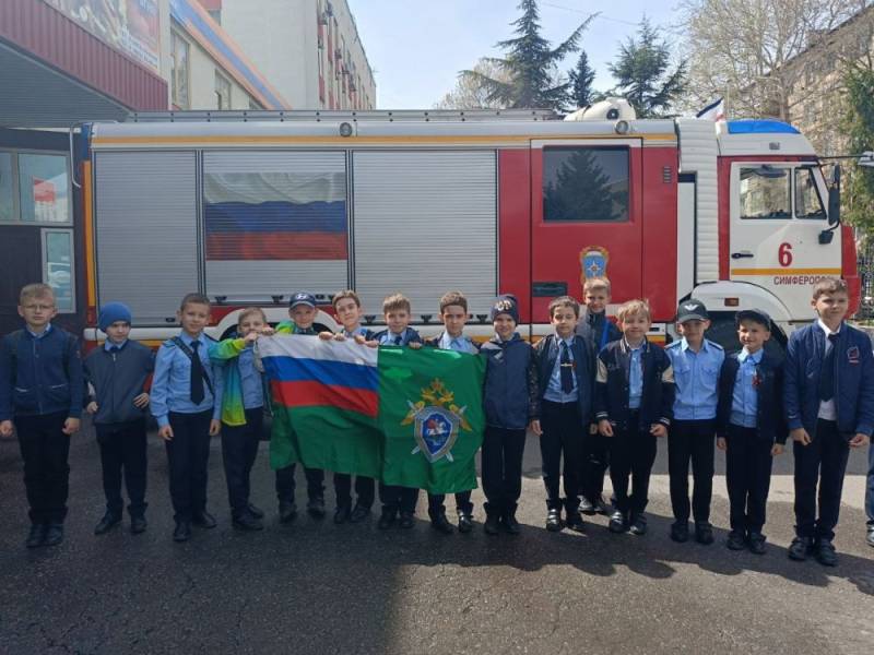 Для кадет СК России из Симферополя провели увлекательную экскурсию в пожарно-спасательную часть и музей МЧС Крыма Для кадет СК России из Симферополя провели увлекательную экскурсию в пожарно-спасательную часть и музей МЧС Крыма