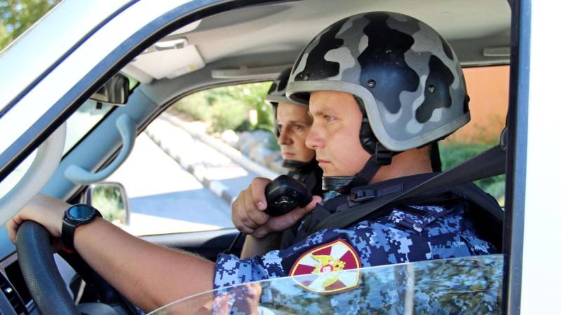 Грозил расправой и суицидом: дважды за ночь ловили приезжего Грозил расправой и суицидом: дважды за ночь ловили приезжего