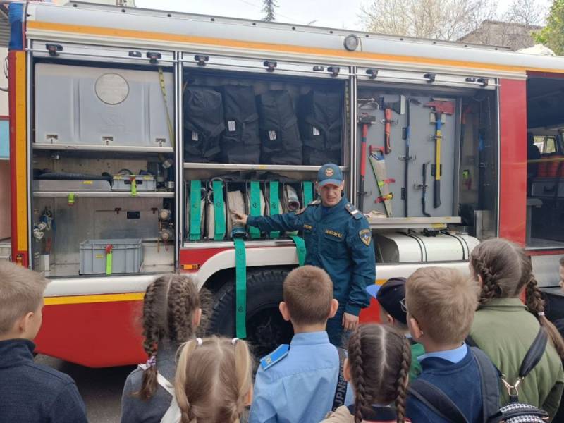 Для кадет СК России из Симферополя провели увлекательную экскурсию в пожарно-спасательную часть и музей МЧС Крыма Для кадет СК России из Симферополя провели увлекательную экскурсию в пожарно-спасательную часть и музей МЧС Крыма