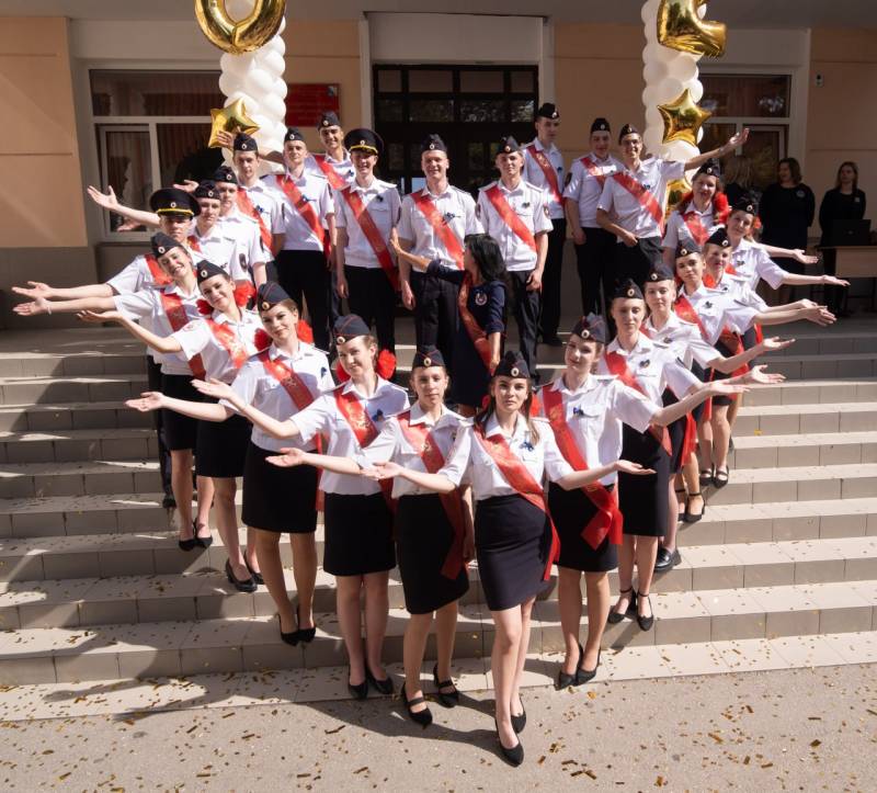 «Когда уйдём со школьного двора»