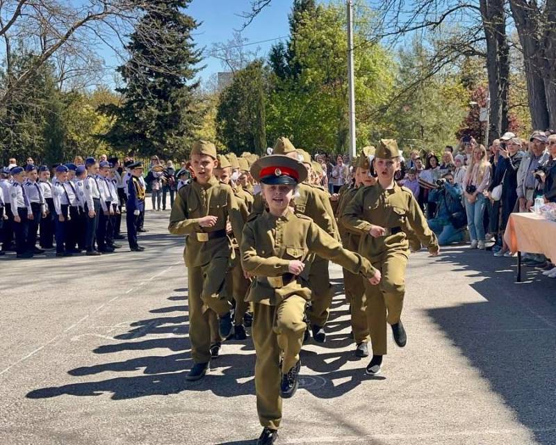 Во имя Великой Победы. В гимназии №8 состоялся конкурс строя и песни, посвящённый 80-летию Великой Победы