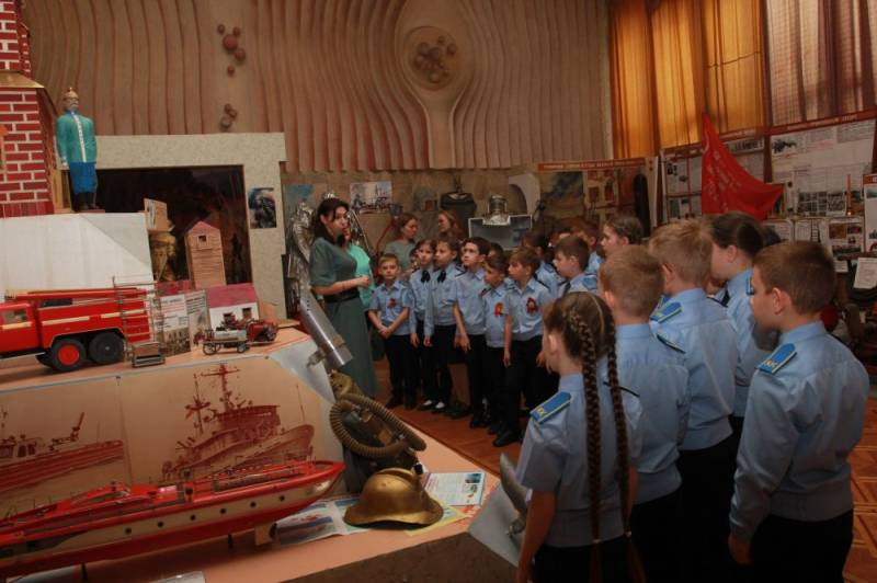 Для кадет СК России из Симферополя провели увлекательную экскурсию в пожарно-спасательную часть и музей МЧС Крыма Для кадет СК России из Симферополя провели увлекательную экскурсию в пожарно-спасательную часть и музей МЧС Крыма