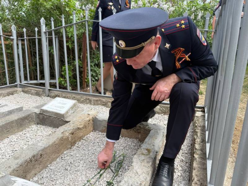 В Севастополе полицейские отреставрировали место захоронения младшего лейтенанта милиции Петра Мыльникова и вместе с кадетами ОВД возложили к его могиле цветы В Севастополе полицейские отреставрировали место захоронения младшего лейтенанта милиции Петра Мыльникова и вместе с кадетами ОВД возложили к его могиле цветы