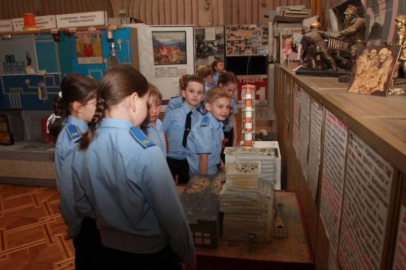Для кадет СК России из Симферополя провели увлекательную экскурсию в пожарно-спасательную часть и музей МЧС Крыма Для кадет СК России из Симферополя провели увлекательную экскурсию в пожарно-спасательную часть и музей МЧС Крыма