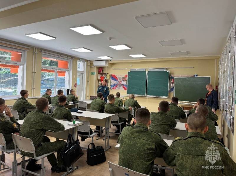 Тренировочные эвакуации - важная составляющая работы сотрудников МЧС России с подрастающим поколением Тренировочные эвакуации - важная составляющая работы сотрудников МЧС России с подрастающим поколением