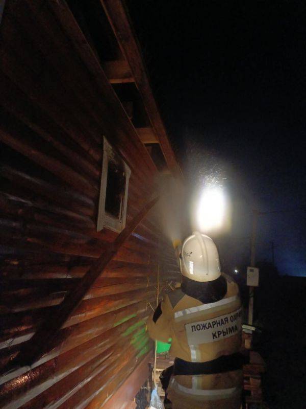 В Бахчисарайском районе огнеборцы ликвидировали возгорание кровли двухэтажного дома В Бахчисарайском районе огнеборцы ликвидировали возгорание кровли двухэтажного дома