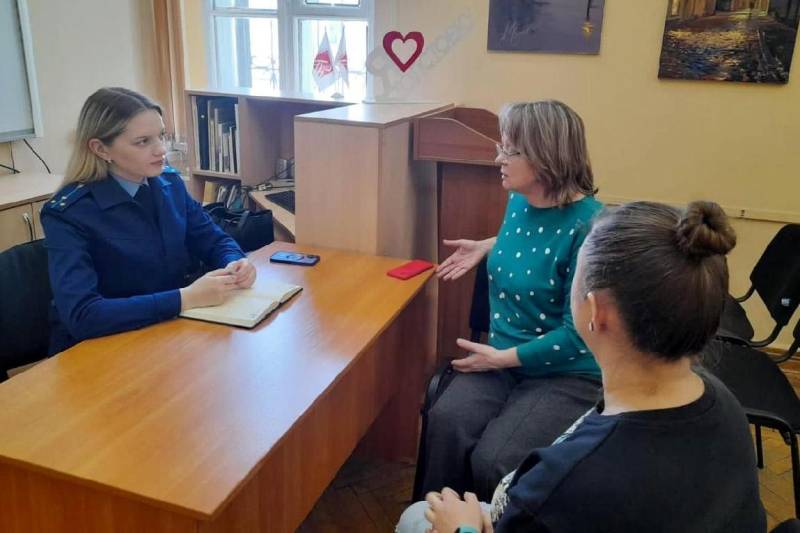 Прокуратура города Севастополя провела правовой час в консультационном пункте в Центральной городской библиотеке им. Л.Н. Толстого. Прокуратура города Севастополя провела правовой час в консультационном пункте в Центральной городской библиотеке им. Л.Н. Толстого.