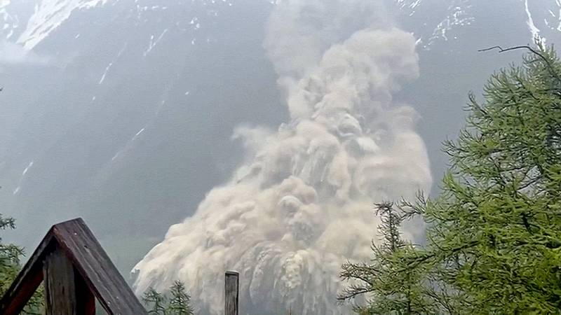 Грязь и камни погребли швейцарскую деревню после схода ледника, один человек пропал без вести